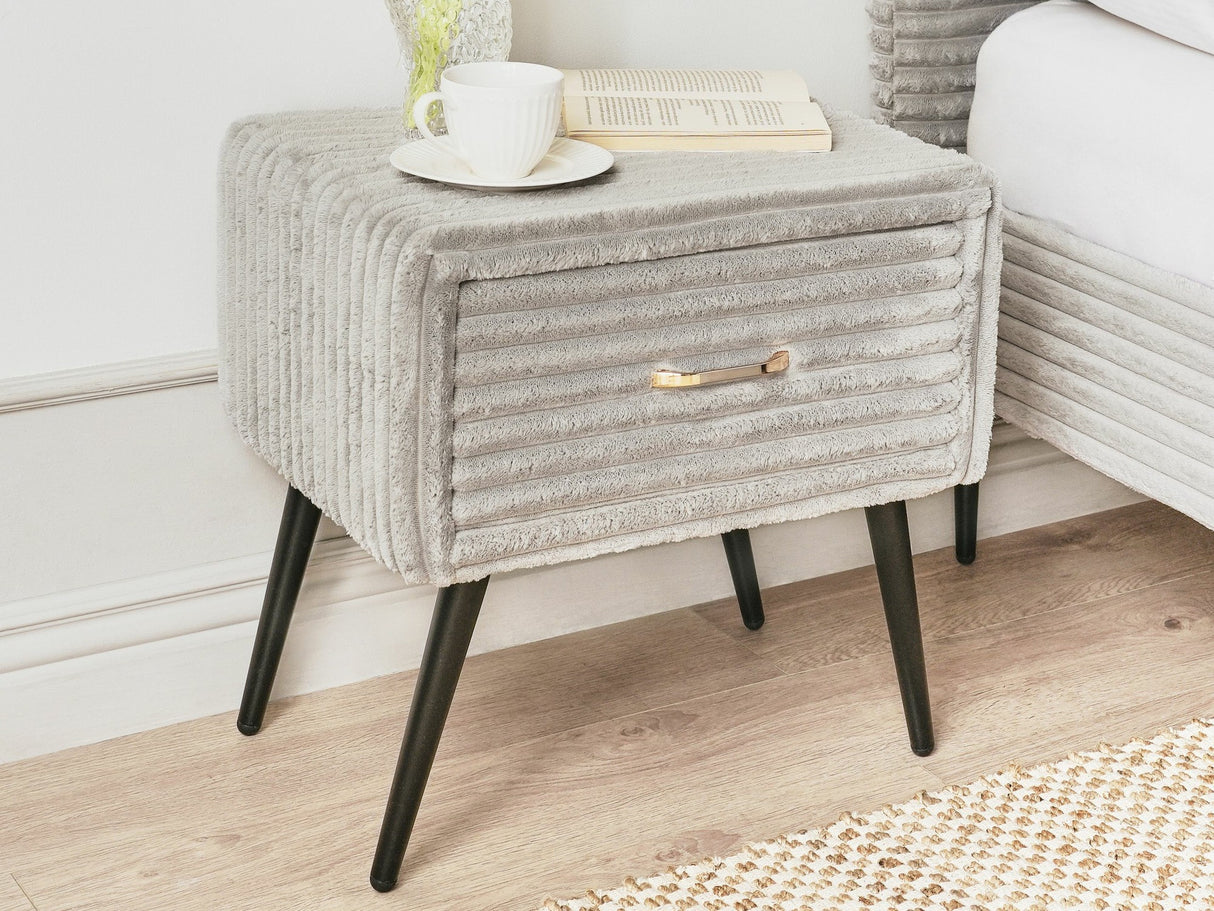 Naktsgaldiņš 588025 4011491